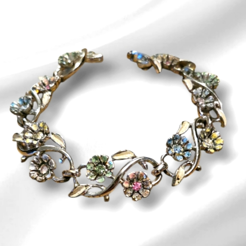 Rare Find,Mid-Century Vintage & Charming Crystal Rhinestone Floral Bracelet.